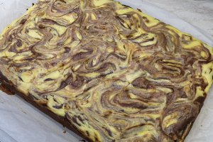 Desert prajitura marmorata cu branza si stafide