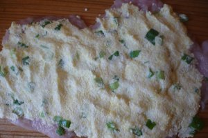 Piept de pui umplut cu branzeturi si invelit in bacon