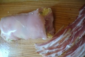 Piept de pui umplut cu branzeturi si invelit in bacon