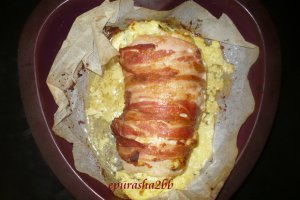 Piept de pui umplut cu branzeturi si invelit in bacon