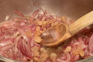 Chutney de ceapa rosie cu stafide