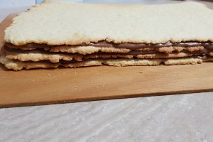 Desert prajitura cu foi si crema de ciocolata cu alune