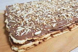 Desert prajitura cu foi si crema de ciocolata cu alune