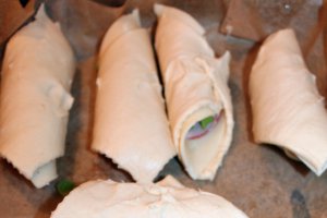 Aperitiv foietaj cu cascaval, salam Victoria si ceapa verde