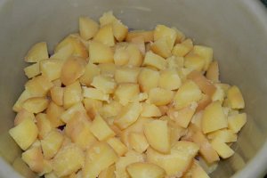 Salata de cartofi cu carnati
