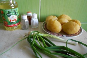 Cartofi rumeniti, cu ceapa verde si usturoi