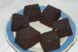 Desert negresa de post cu gem - 900