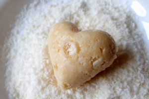 Desert bomboane cu nuca de cocos si lapte condensat (Raffaello)