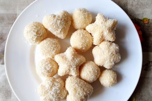 Desert bomboane cu nuca de cocos si lapte condensat (Raffaello)