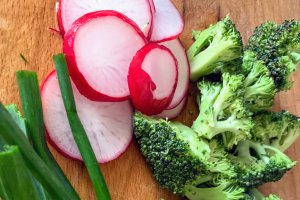 Paste de linte cu broccoli, rosii uscate si muguri de pin