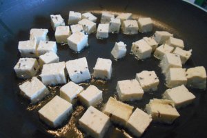 Salata de sezon, cu tofu rumenit la tigaie