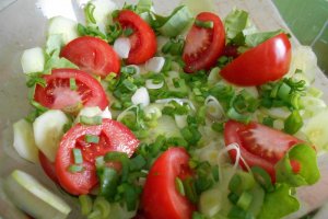 Salata de sezon, cu tofu rumenit la tigaie