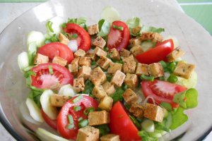 Salata de sezon, cu tofu rumenit la tigaie