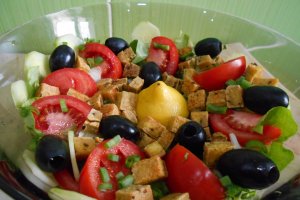 Salata de sezon, cu tofu rumenit la tigaie