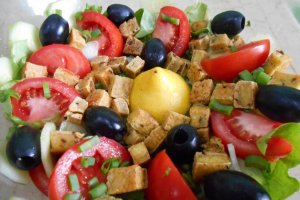 Salata de sezon, cu tofu rumenit la tigaie