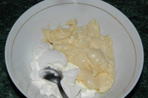 Chiftelute cu ceapa rosie in sos de maioneza si smantana