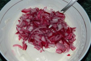 Chiftelute cu ceapa rosie in sos de maioneza si smantana