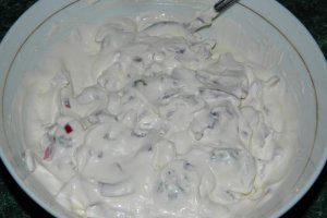 Chiftelute cu ceapa rosie in sos de maioneza si smantana
