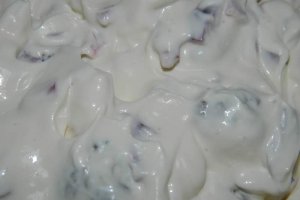 Chiftelute cu ceapa rosie in sos de maioneza si smantana