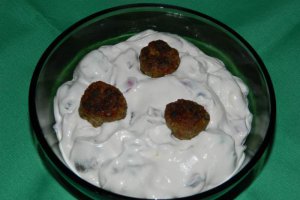 Chiftelute cu ceapa rosie in sos de maioneza si smantana