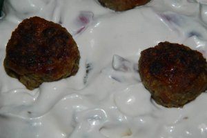 Chiftelute cu ceapa rosie in sos de maioneza si smantana