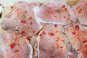 Snitele de porc, marinate cu mustar si ardei iute