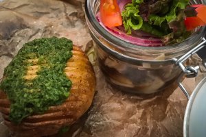 Salata de scrumbie cu cartof copt