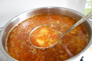 Ciorba de legume, acrita cu suc de rosii