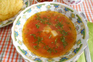 Ciorba de legume, acrita cu suc de rosii