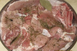 Cotlet de porc la cuptor cu mamaliguta si mujdei de usturoi