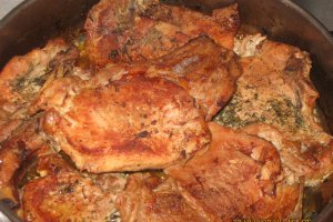 Cotlet de porc la cuptor cu mamaliguta si mujdei de usturoi