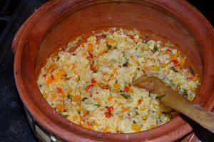 Orez cu legume si carne de porc la oala de lut