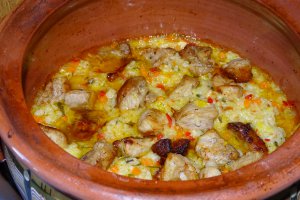 Orez cu legume si carne de porc la oala de lut