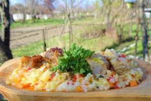 Orez cu legume si carne de porc la oala de lut