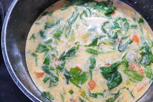 Ciorba de salata verde cu afumatura si smantana