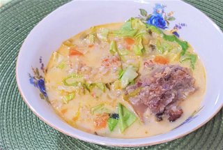 Ciorba de salata verde cu afumatura si smantana