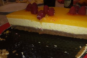Desert tort cu mousse si jeleu de piersici