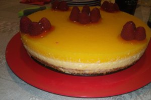 Desert tort cu mousse si jeleu de piersici