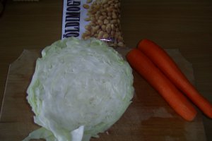 Salata de varza cu morcovi si alune