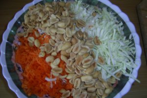 Salata de varza cu morcovi si alune