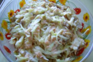 Salata de varza cu morcovi si alune
