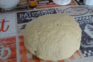 Desert cornulete de post cu gem de prune si nuca