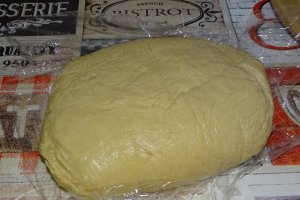 Desert cornulete de post cu gem de prune si nuca