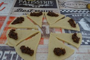 Desert cornulete de post cu gem de prune si nuca