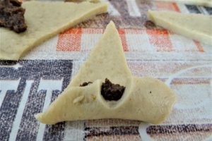 Desert cornulete de post cu gem de prune si nuca