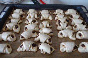 Desert cornulete de post cu gem de prune si nuca