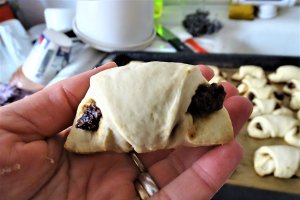 Desert cornulete de post cu gem de prune si nuca