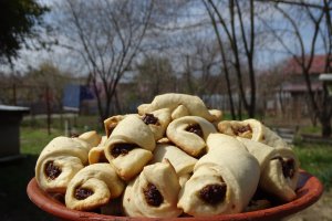 Desert cornulete de post cu gem de prune si nuca