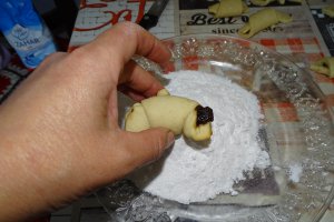 Desert cornulete de post cu gem de prune si nuca