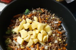 Mancare cu carne tocata si legume